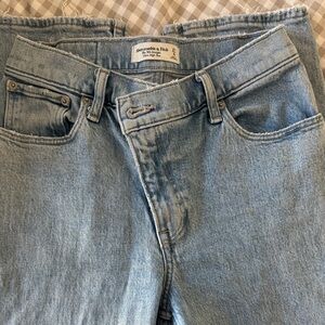 Abercrombie & Fitch Women’s Denim 90s straight Jeans in Light Blue. Size SHORT